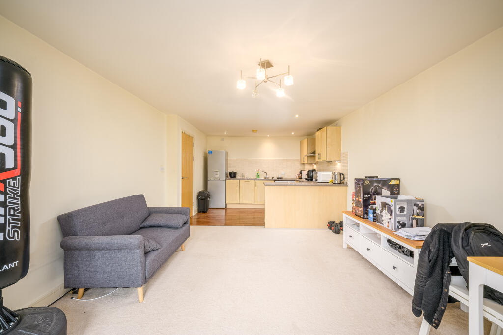 Apartment in West Bromwich, Stone Cross - View 5