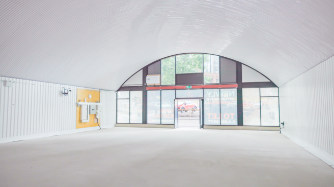 An empty arch with white lining