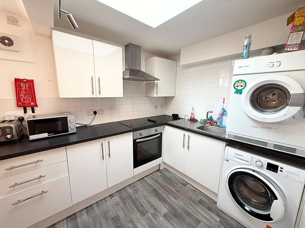 Main image of property: Room 1, Saltisford, Warwick