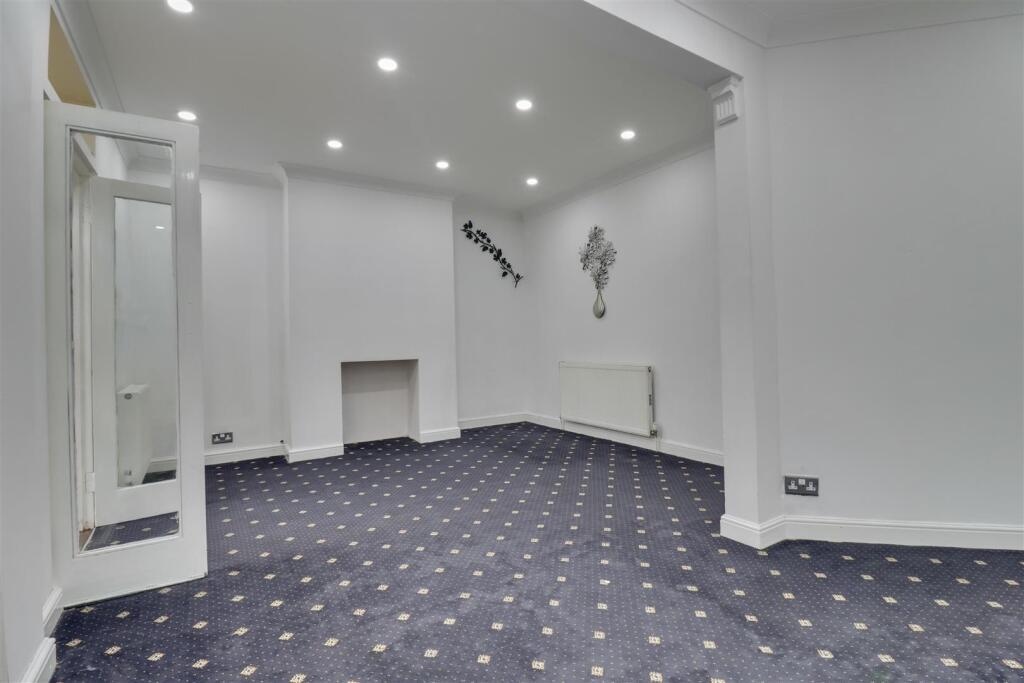 House in Portsmouth, Kingston, Baffins - More