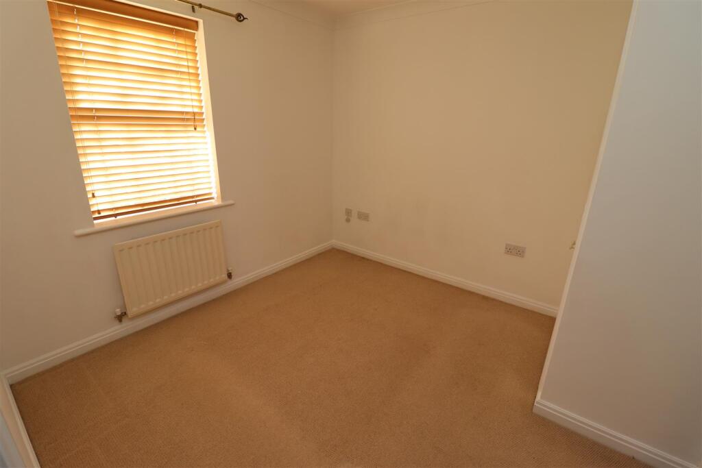 6 Robin Close, Brough photo 5