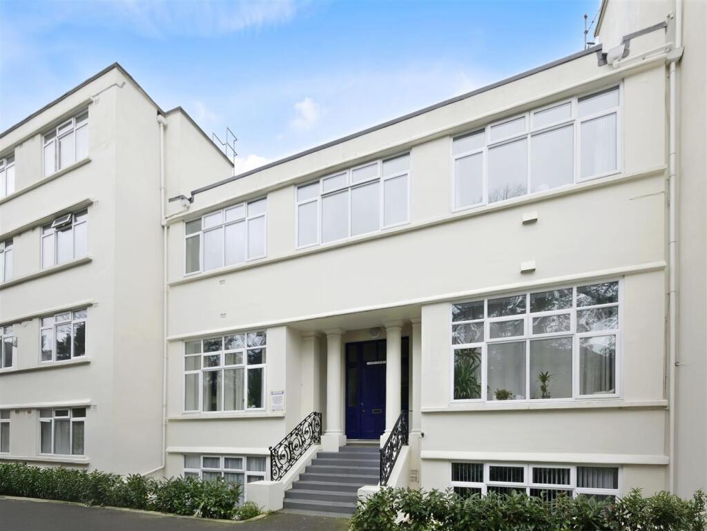 Apartment in Bournemouth, Lansdowne - View 3