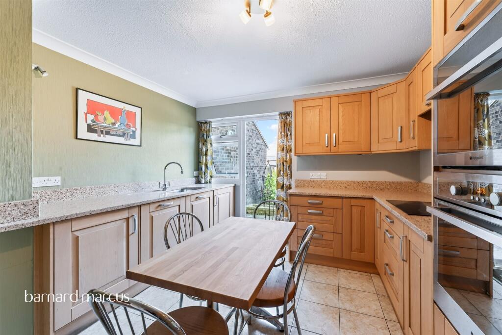 House in Kingston upon Thames - More