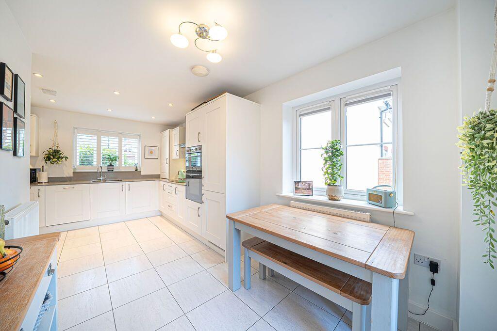 Cowslip Drive, Whitchurch, RG28 7FP photo 3