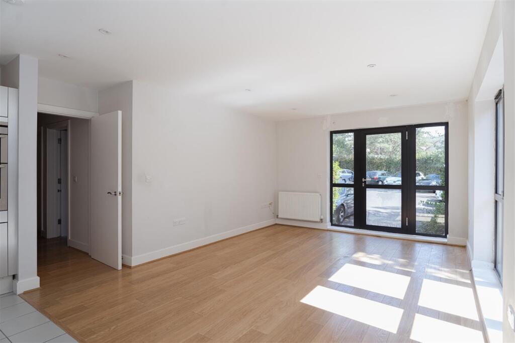 Apartment in Reigate and Banstead, Surrey - More