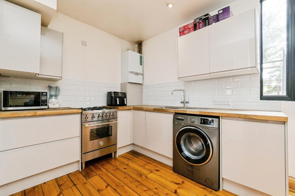 House in London, Chingford Mount, Highams Park - View 4