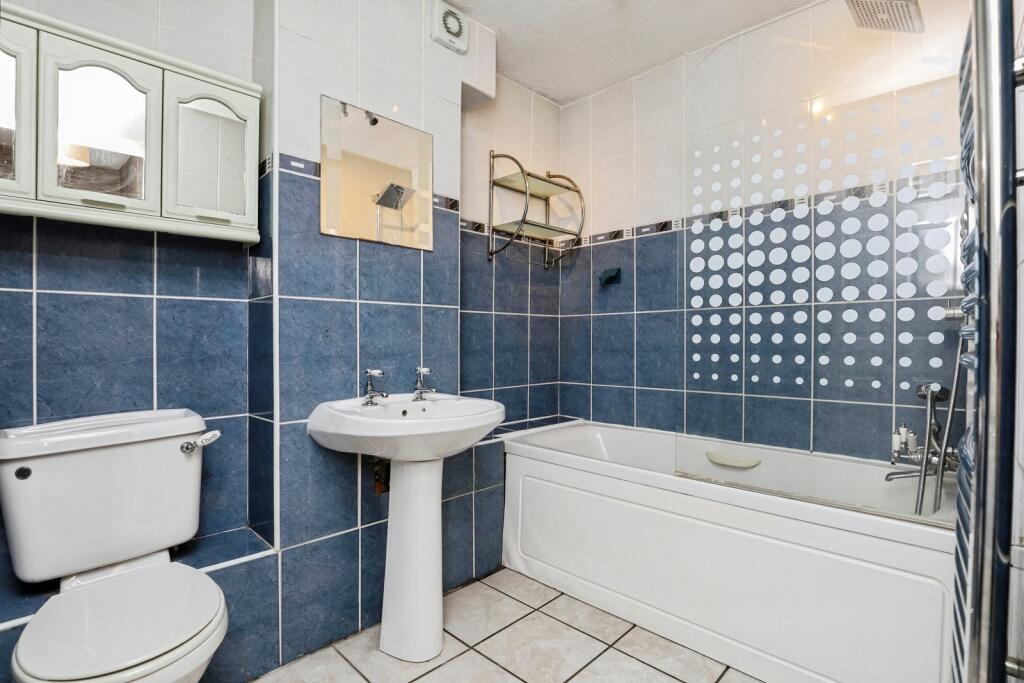 Apartment in Crawley, West Sussex - More