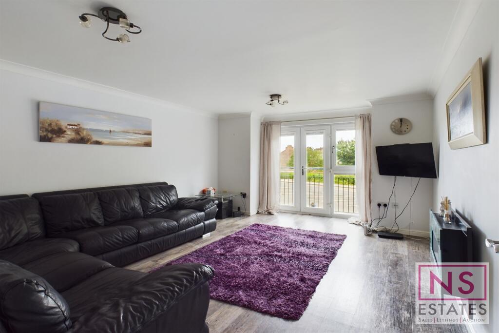 3-bed flat on Sun Gardens, Thornaby, Stockton-On-Tees, TS17, £95,000