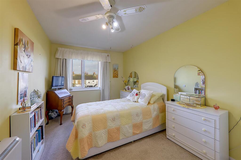 Apartment in Worthing, Broadwater - More