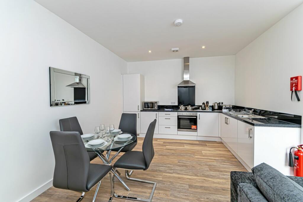 Large apartment, city road. photo 5