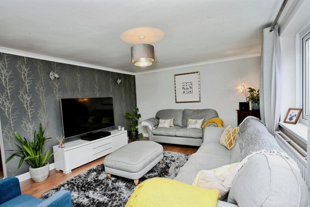 Emlyn Drive, Caerphilly photo 4