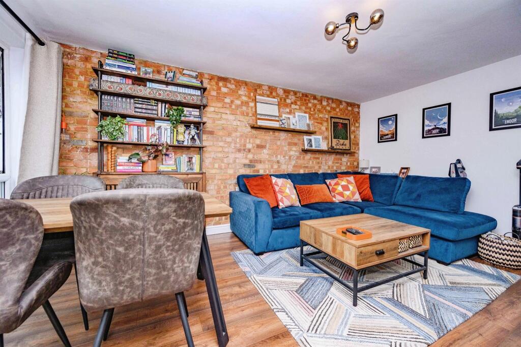 2-bed flat on Chenies Court, Hemel Hempstead, £230,000