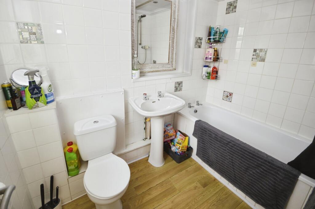 Aveling Close, Hoo, Rochester, Kent, ME3 photo 4