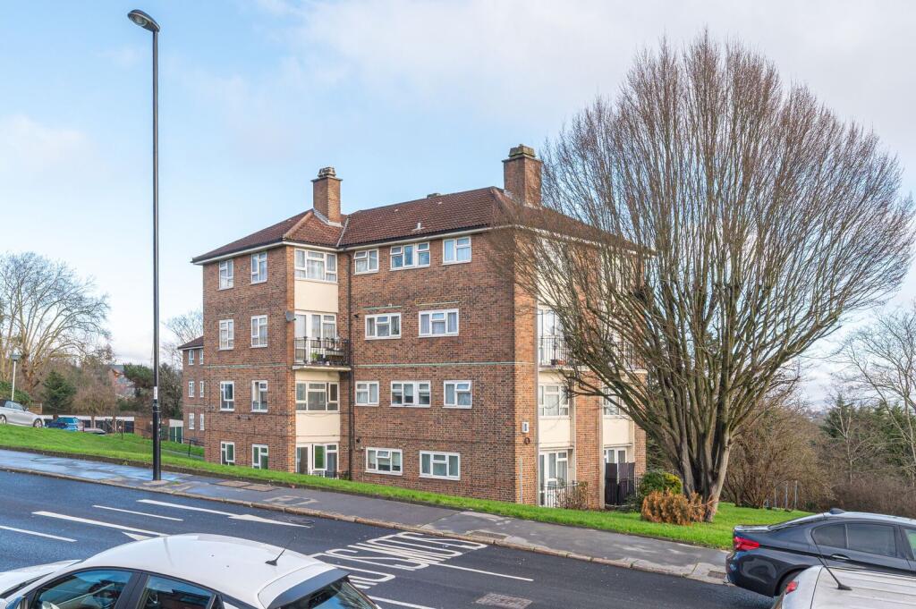 3-bed flat on South Norwood Hill, South Norwood, London, SE25, £285,000