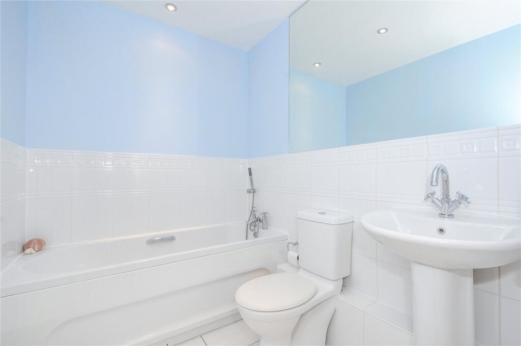 Apartment in Windsor - More