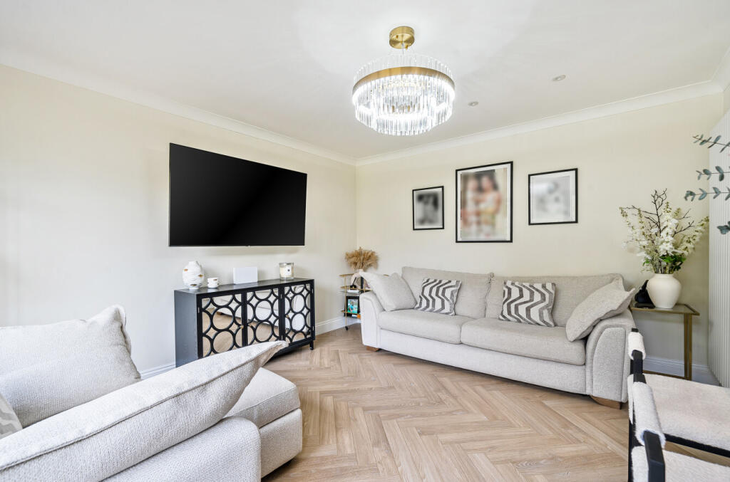 Churchill Crescent, Headley, Hampshire, GU35 photo 3