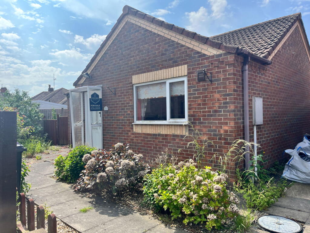 1-bed bungalow on Brian Avenue, Skegness, PE25 2DF, £120,000