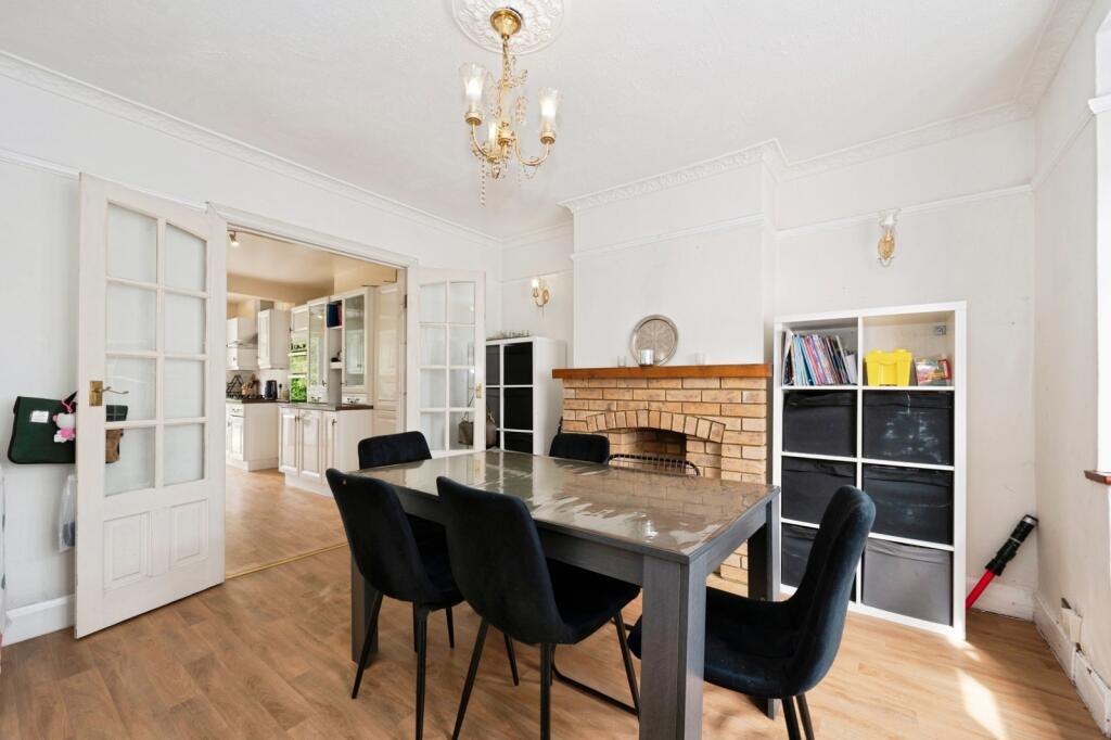 House in London, The Hamptons, Worcester Park - View 3