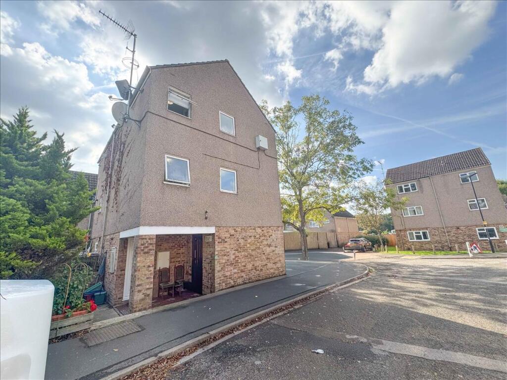 1-bed flat on Dickenson Road, Hanworth, Middlesex, TW13, £215,000