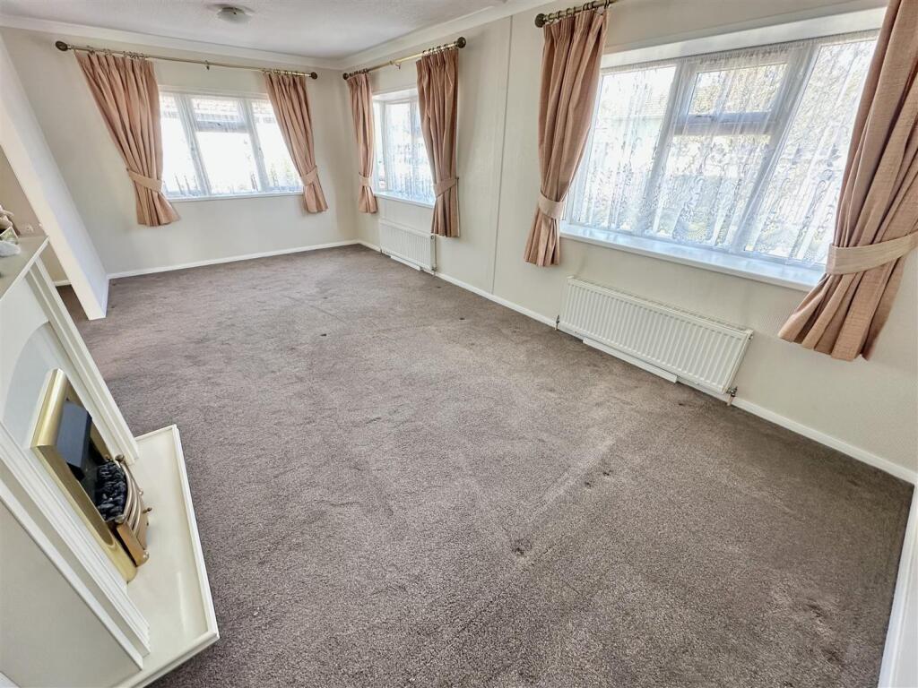 Greenlawns, St Osyth Road East, Little Clacton photo 2