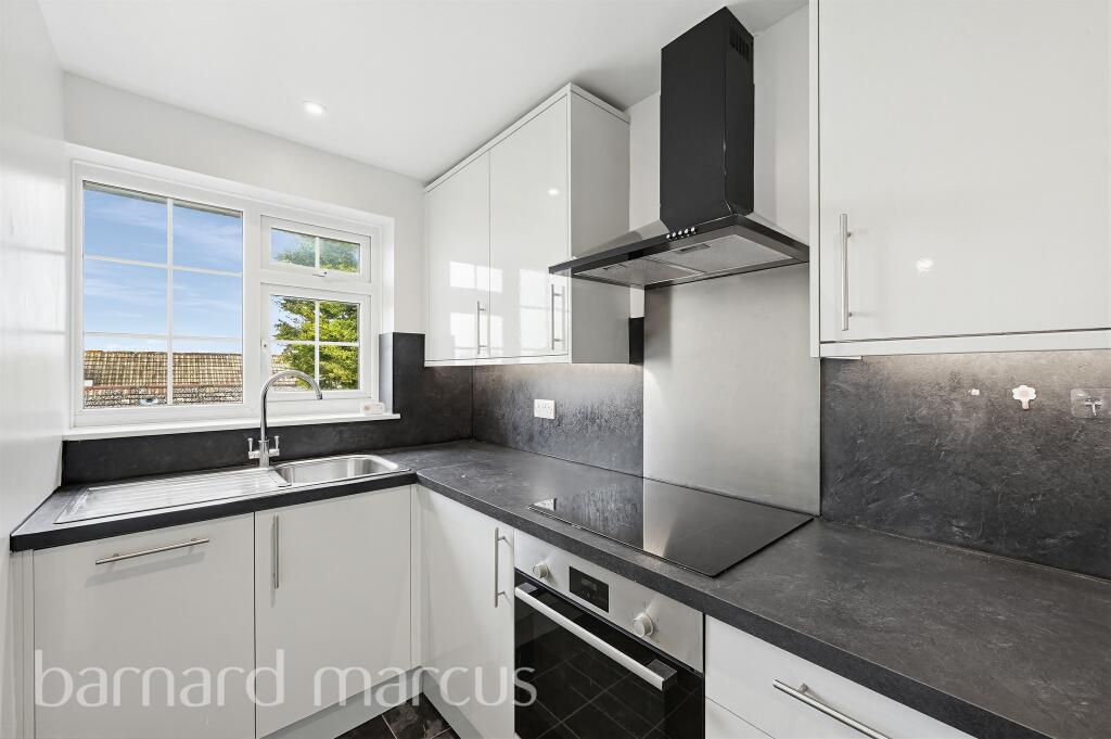 Apartment in London, Royal Borough of Kingston upon Thames - More