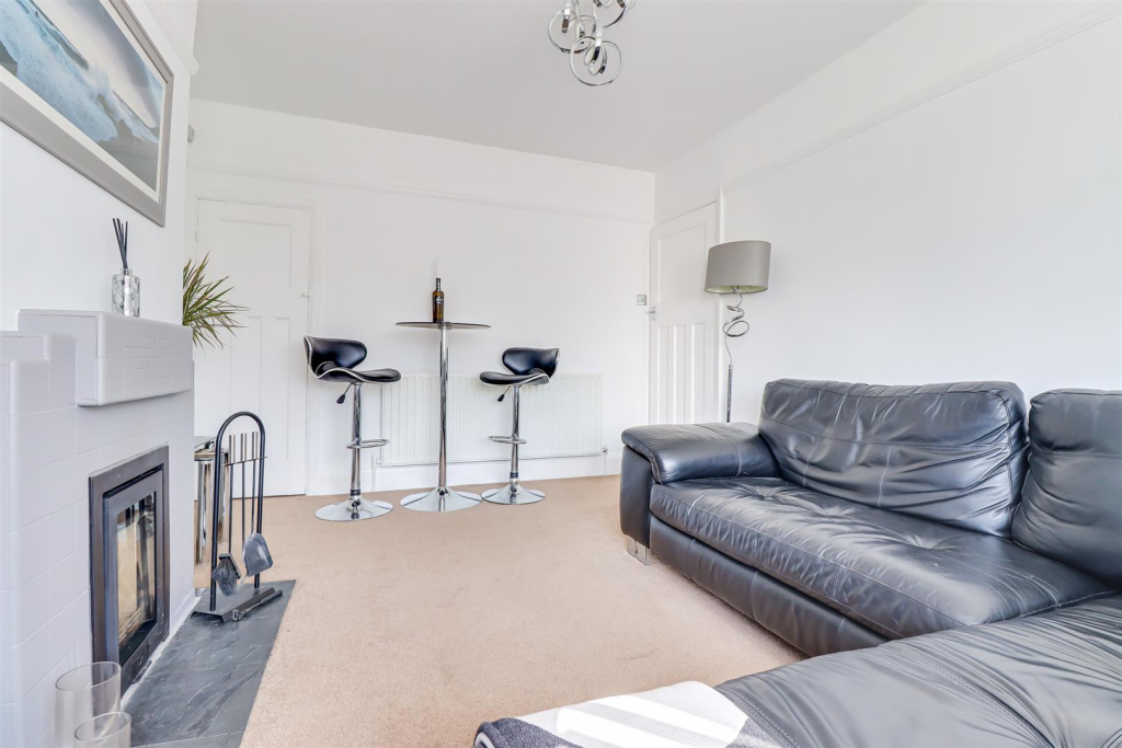 * NO ONWARD CHAIN * Elmsleigh Drive, Leigh-On-Sea photo 3