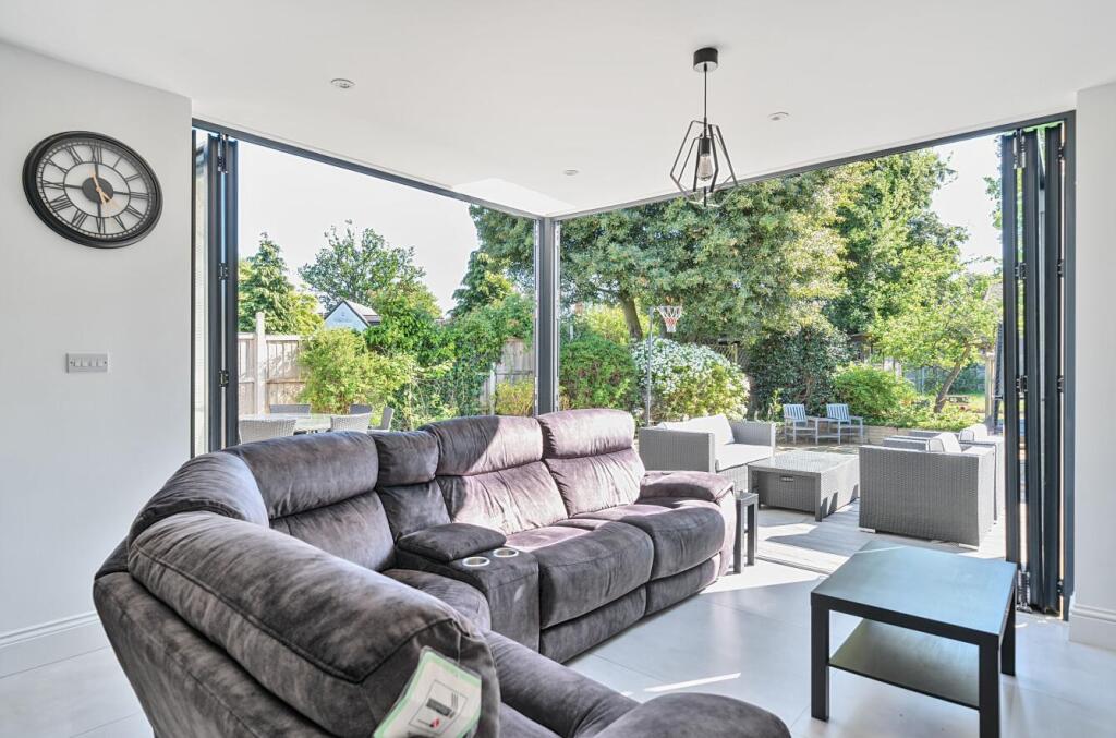 Greenacres Avenue, Ickenham, UB10 photo 2