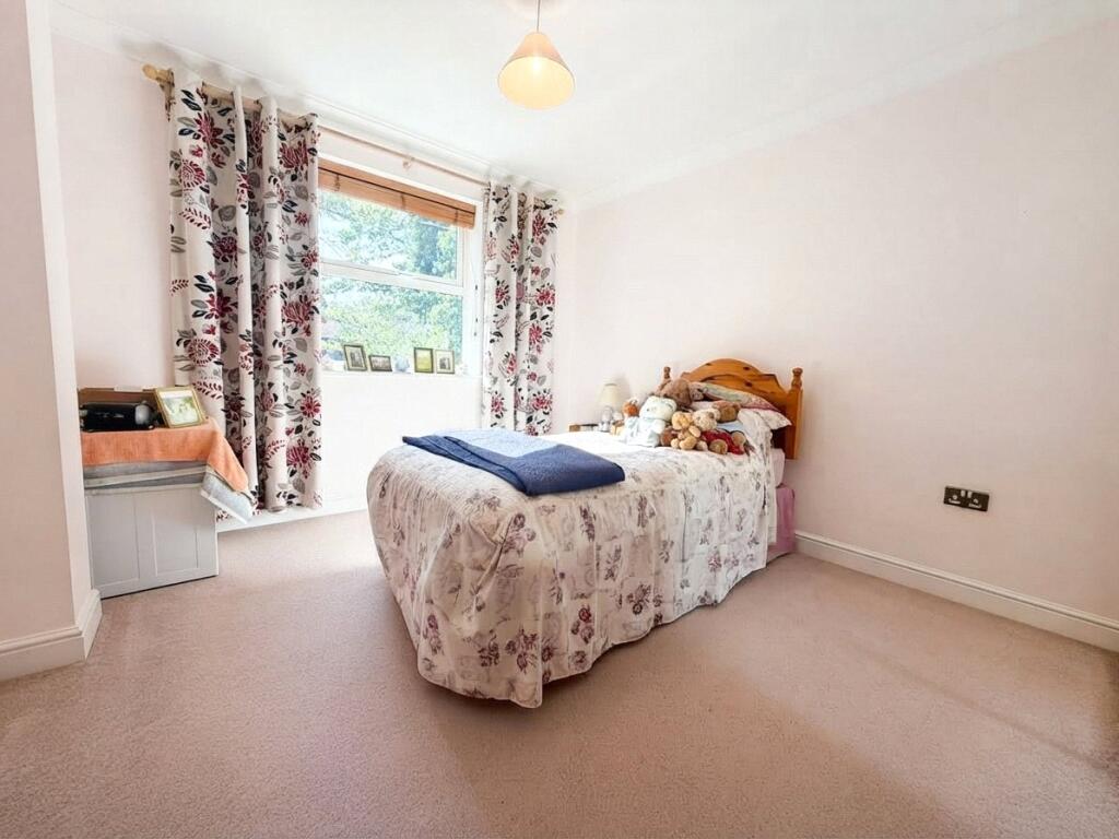 Apartment in Surrey Heath, Surrey - View 4