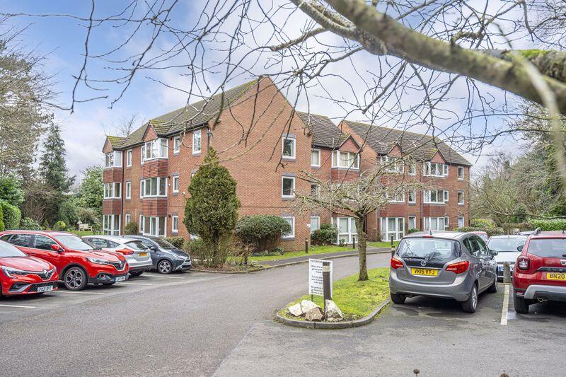 1-bed flat on Beechwood Court, Corfton Drive, Tettenhall, £90,000
