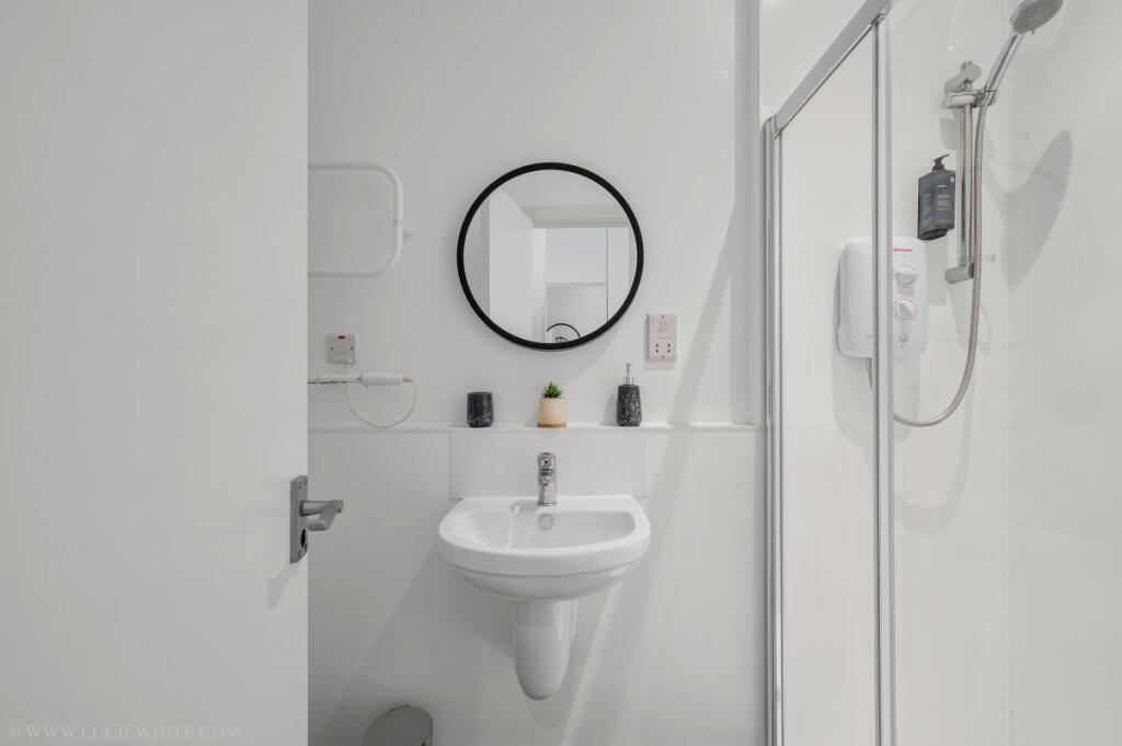 Apartment in Kingston upon Thames - View 5