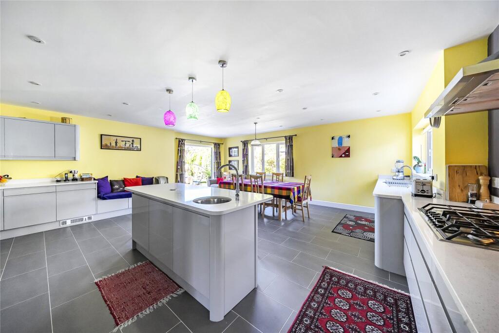 Tranmere Close, Lymington, Hampshire, SO41 photo 4