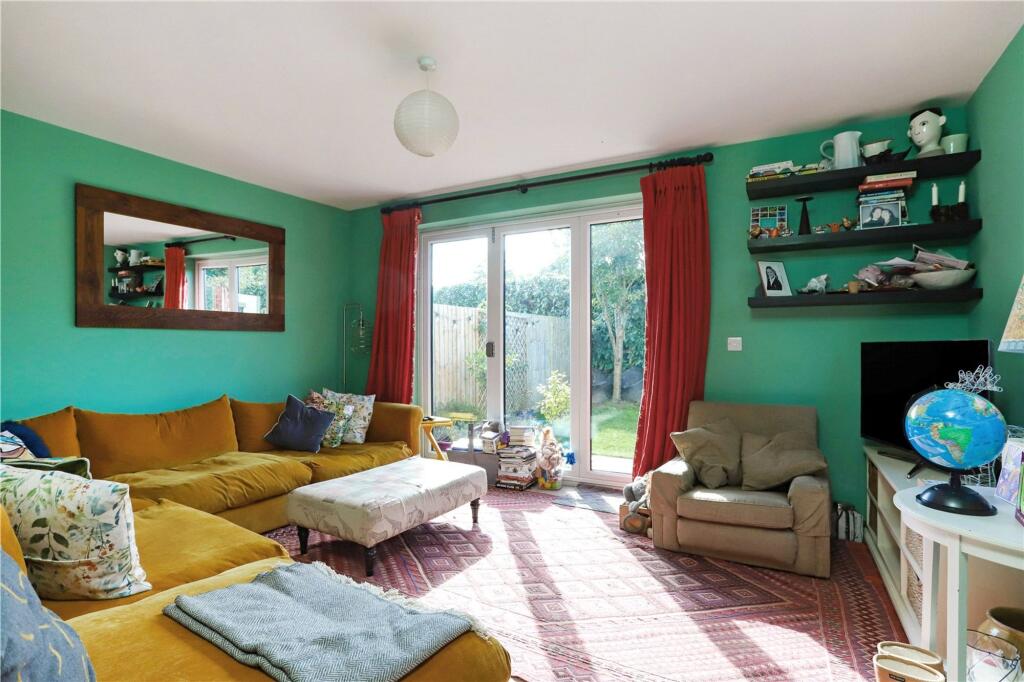 10, Langham Court, Farnham, GU9 photo 2