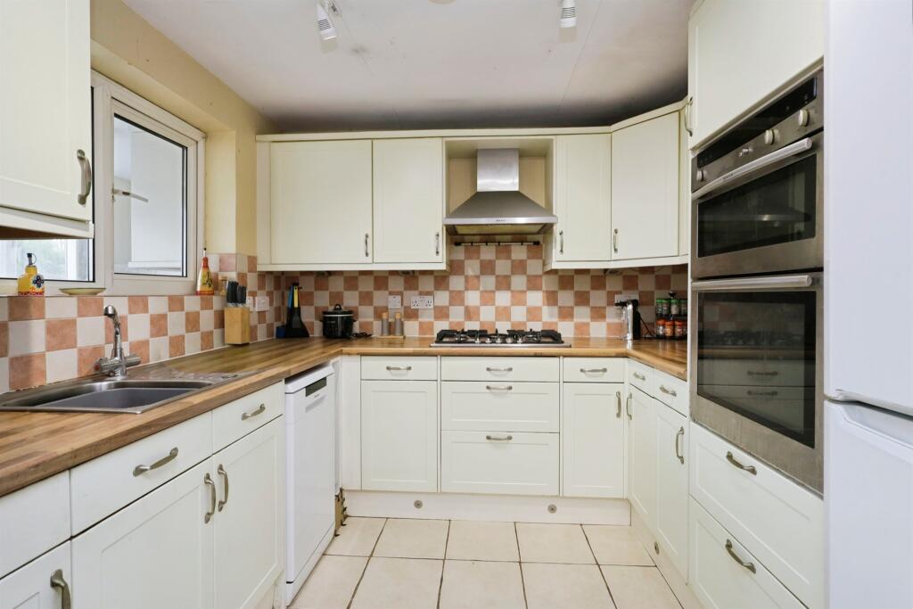 Swinburne Avenue, Eastbourne photo 4