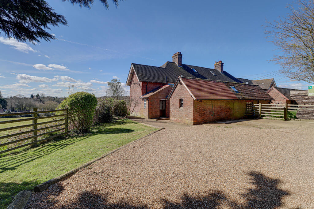 Main image of property: New Fiddlers Hill, Harpenden, AL5