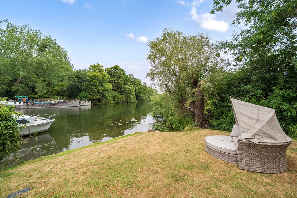Old Ferry Drive, Wraysbury, TW19 photo 2