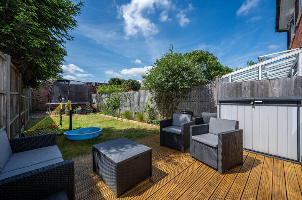 Somertons Close, Guildford, GU2 photo 2