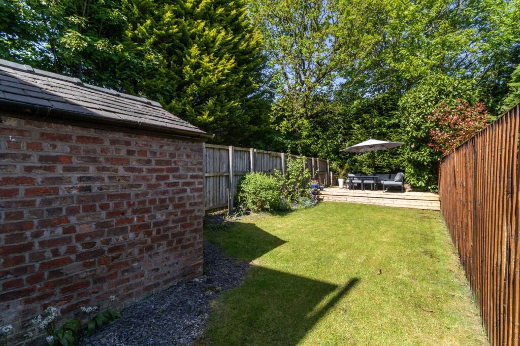 Hale Road, Hale Barns, Altrincham, Greater Manchester, WA15 - Skats 2