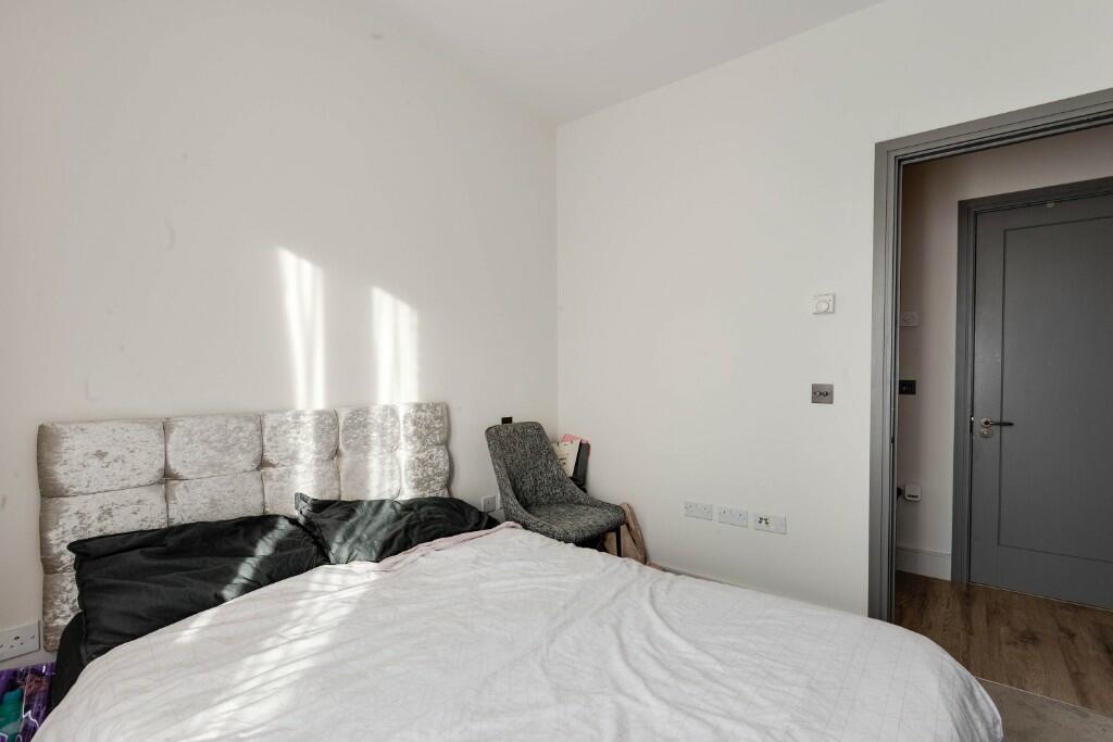 Nixey Close, Slough, Berkshire, SL1 photo 5