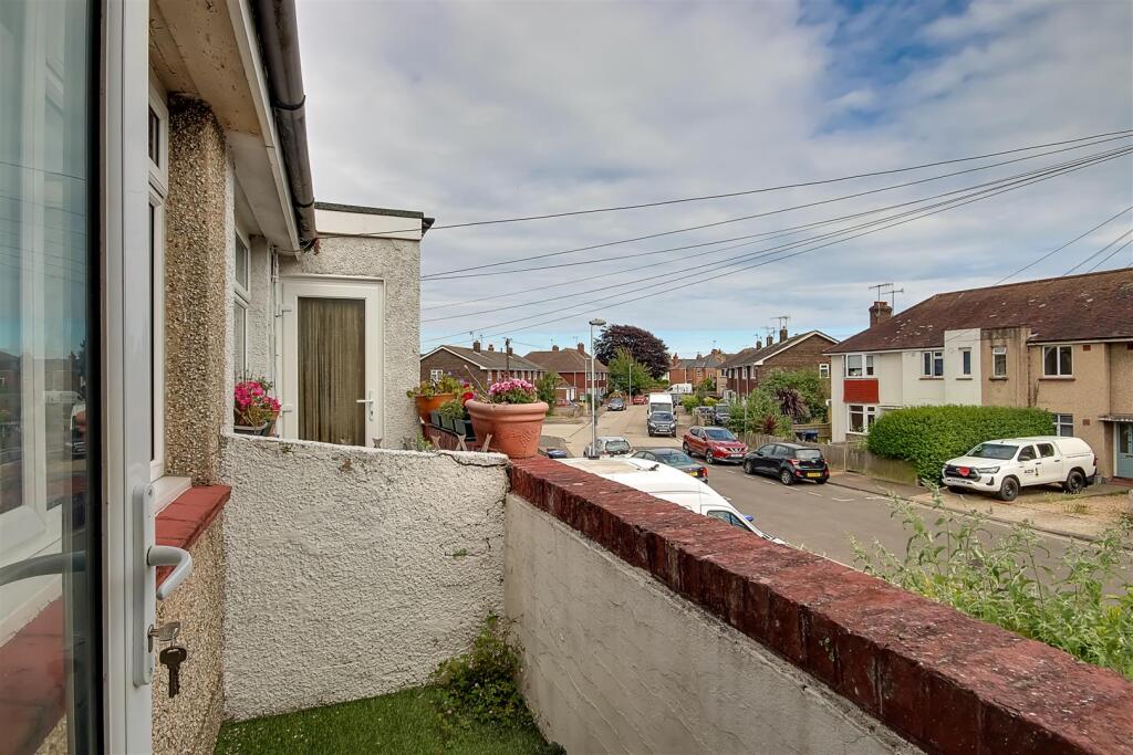 Apartment in Worthing, Broadwater - View 3