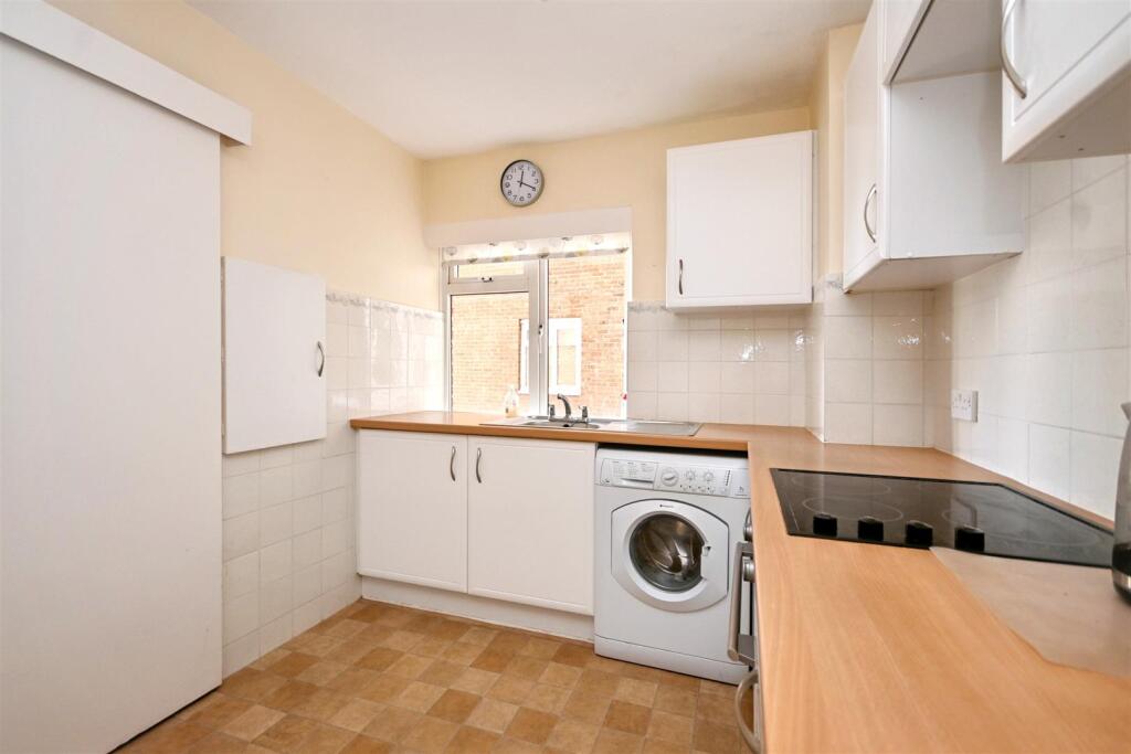Apartment in Eastbourne, East Sussex - View 4