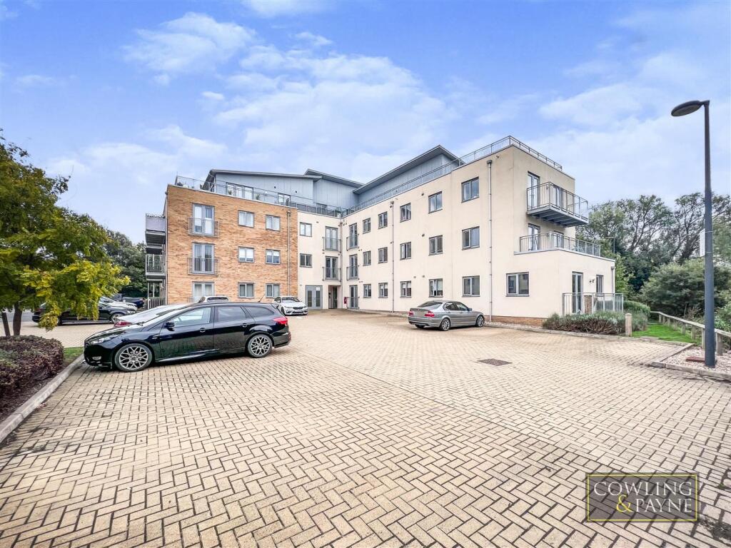 2-bed apartment on Ramsden Court, Wickford, £250,000