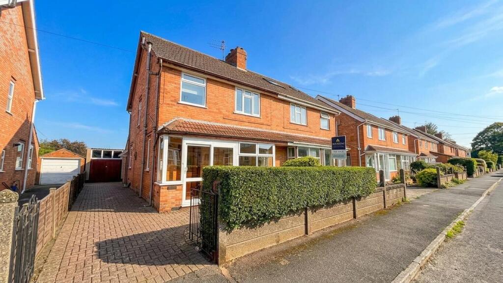 3-bed semi-detached on Northfield Avenue, Taunton, £295,000