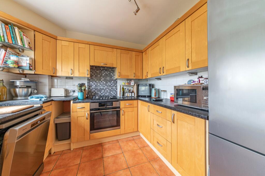 Apartment in Runnymede, Surrey - More