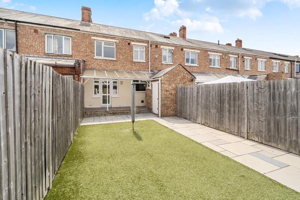 House in Portsmouth, Kingston, Baffins - More