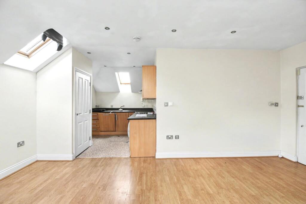 Apartment in Runnymede, Chertsey - More
