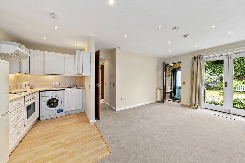 Regency Walk, Richmond, TW10 photo 2