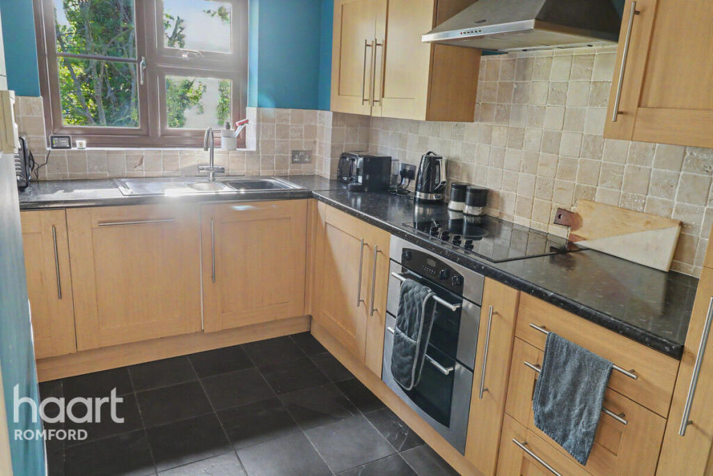 Apartment in Romford - More