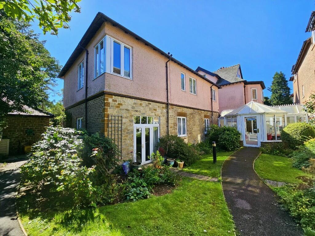 2-bed flat on High Street, Brackley, £195,000