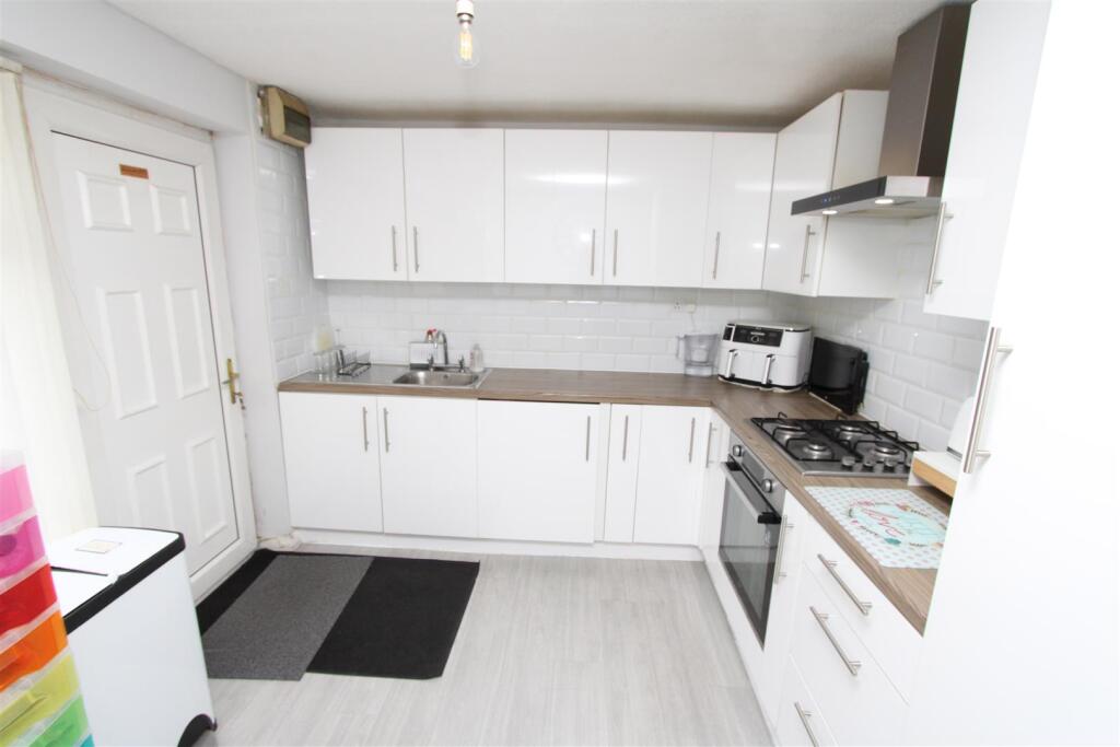 Arnford Close, off Otley Road, Bradford photo 4