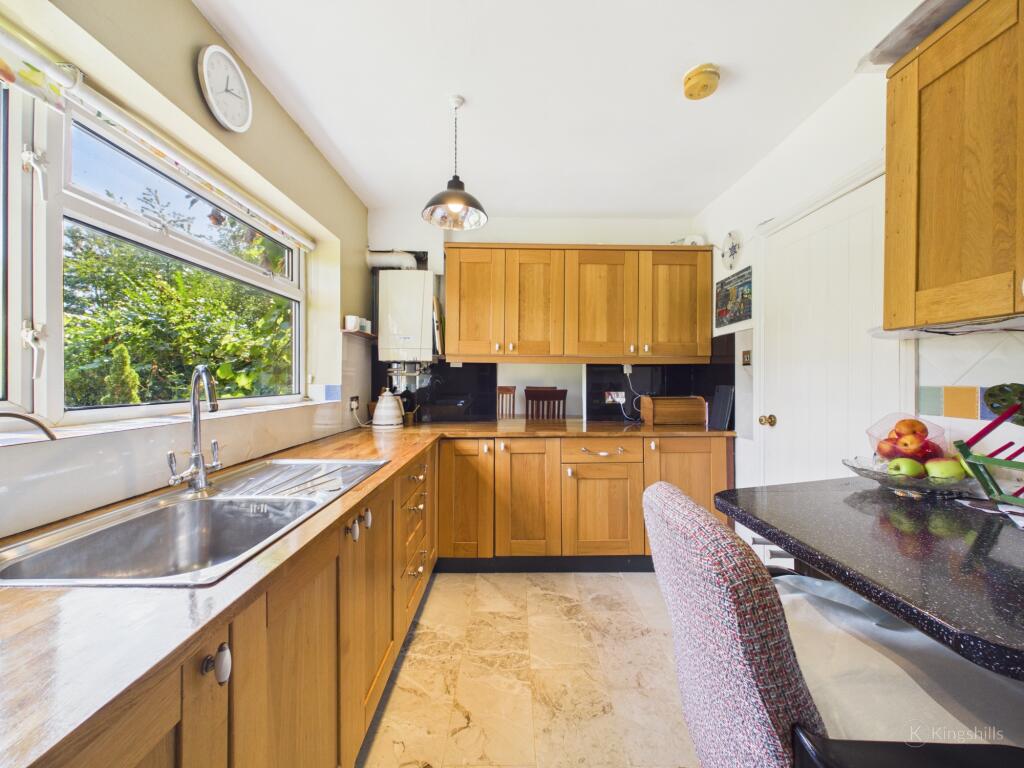 Deeds Grove, High Wycombe, Buckinghamshire, HP12 3NZ photo 4